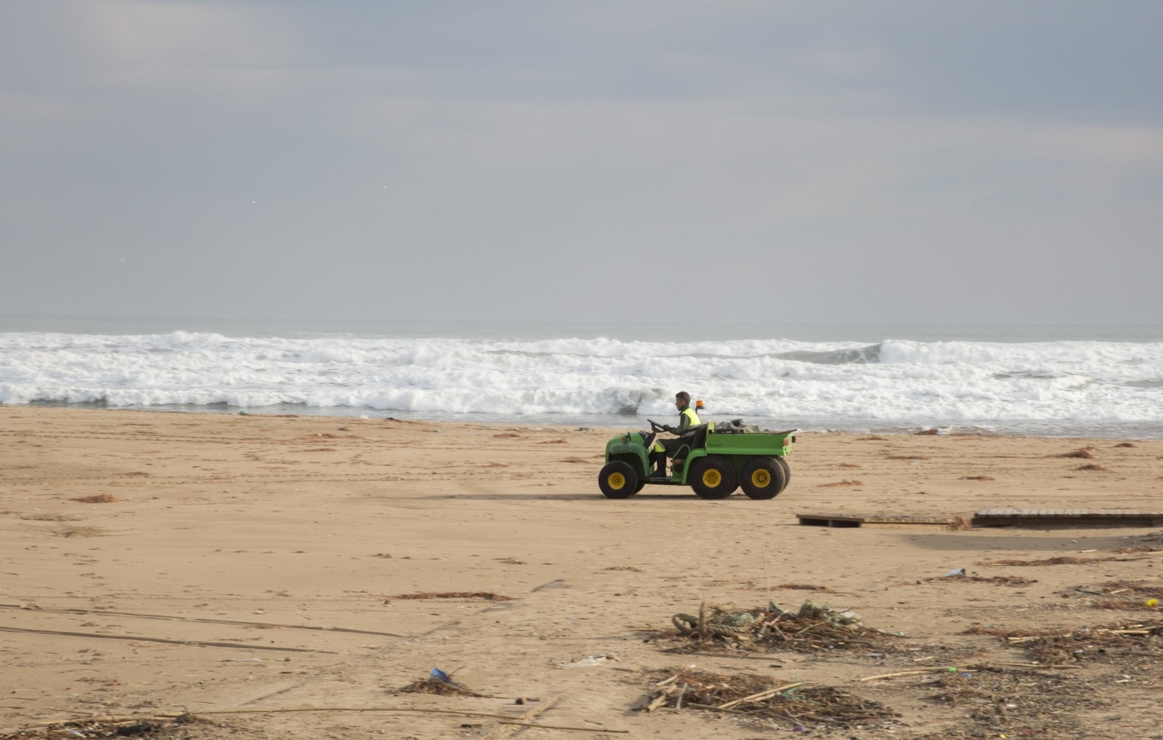 Empiezan a limpiar la playa de Gandia tras el temporal