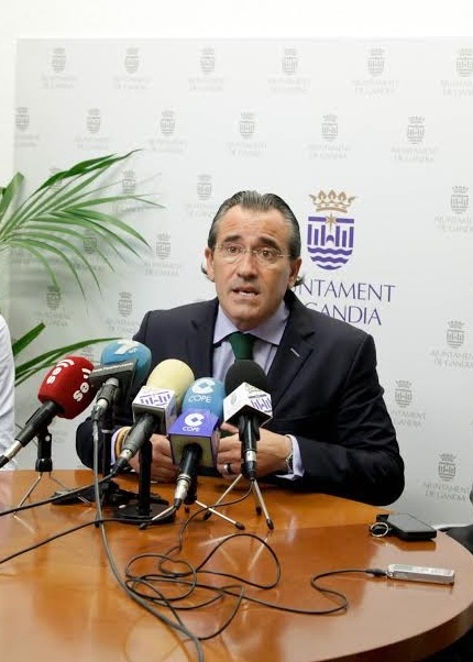 Arturo Torró propone una gestión mixta para el Mercado de Abastos