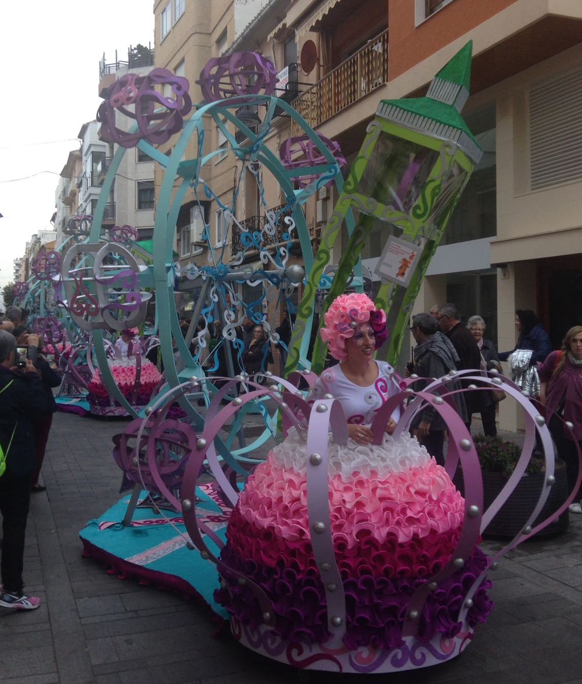 Crítica y humor en las cabalgatas falleras de Gandia y Tavernes