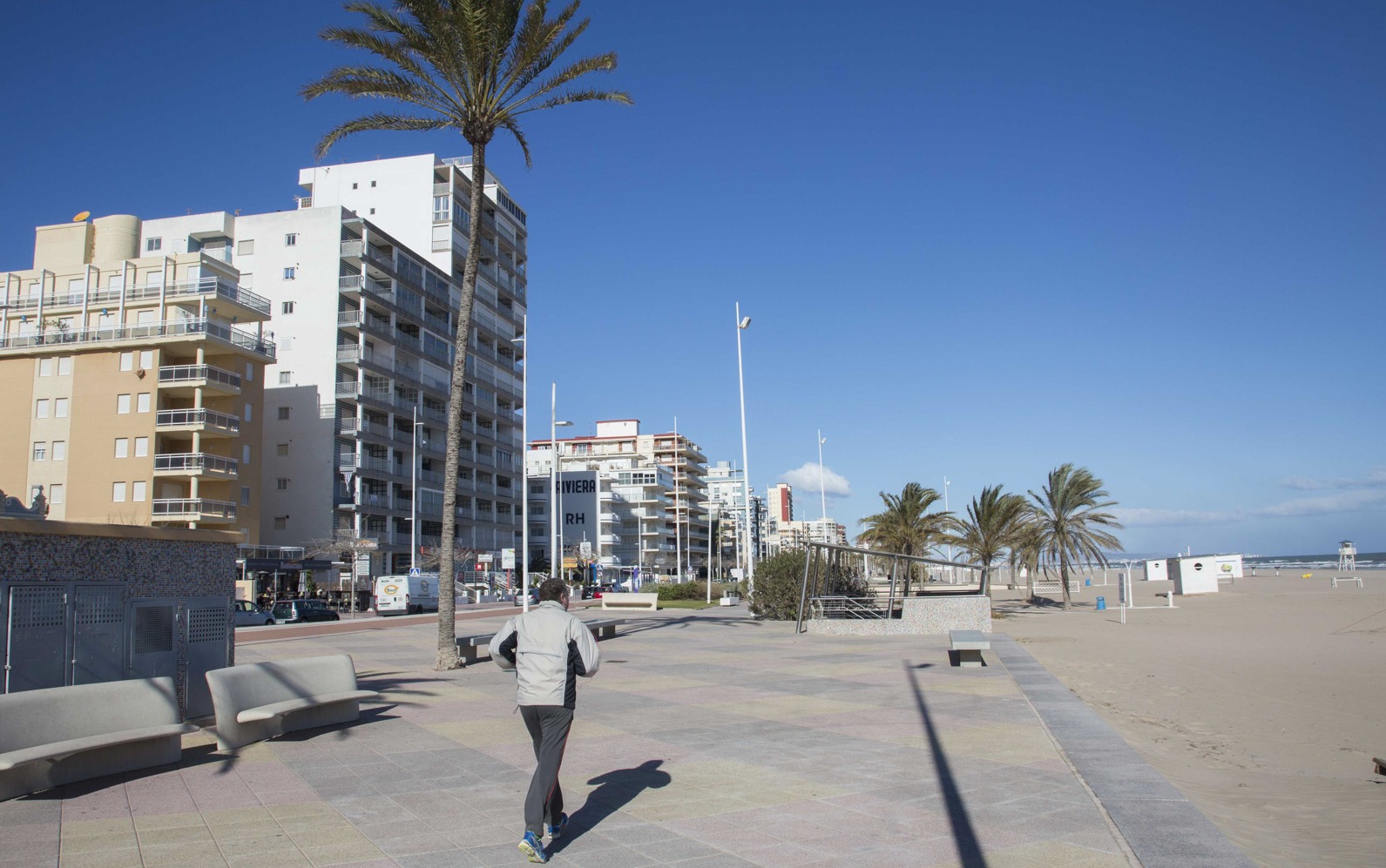 El paseo de la playa de Gandia limpio de arena