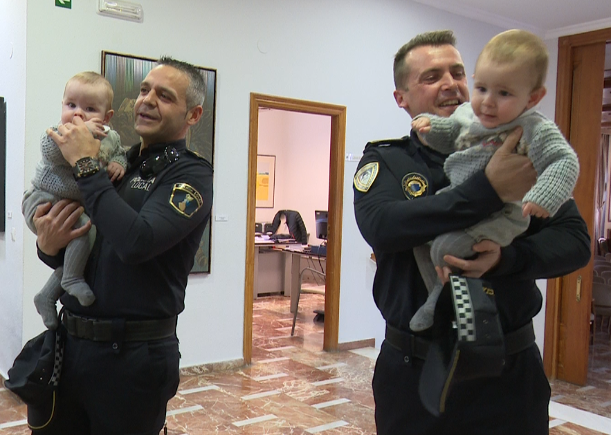 Reconocimiento a 2 policías que salvaron la vida a un bebé