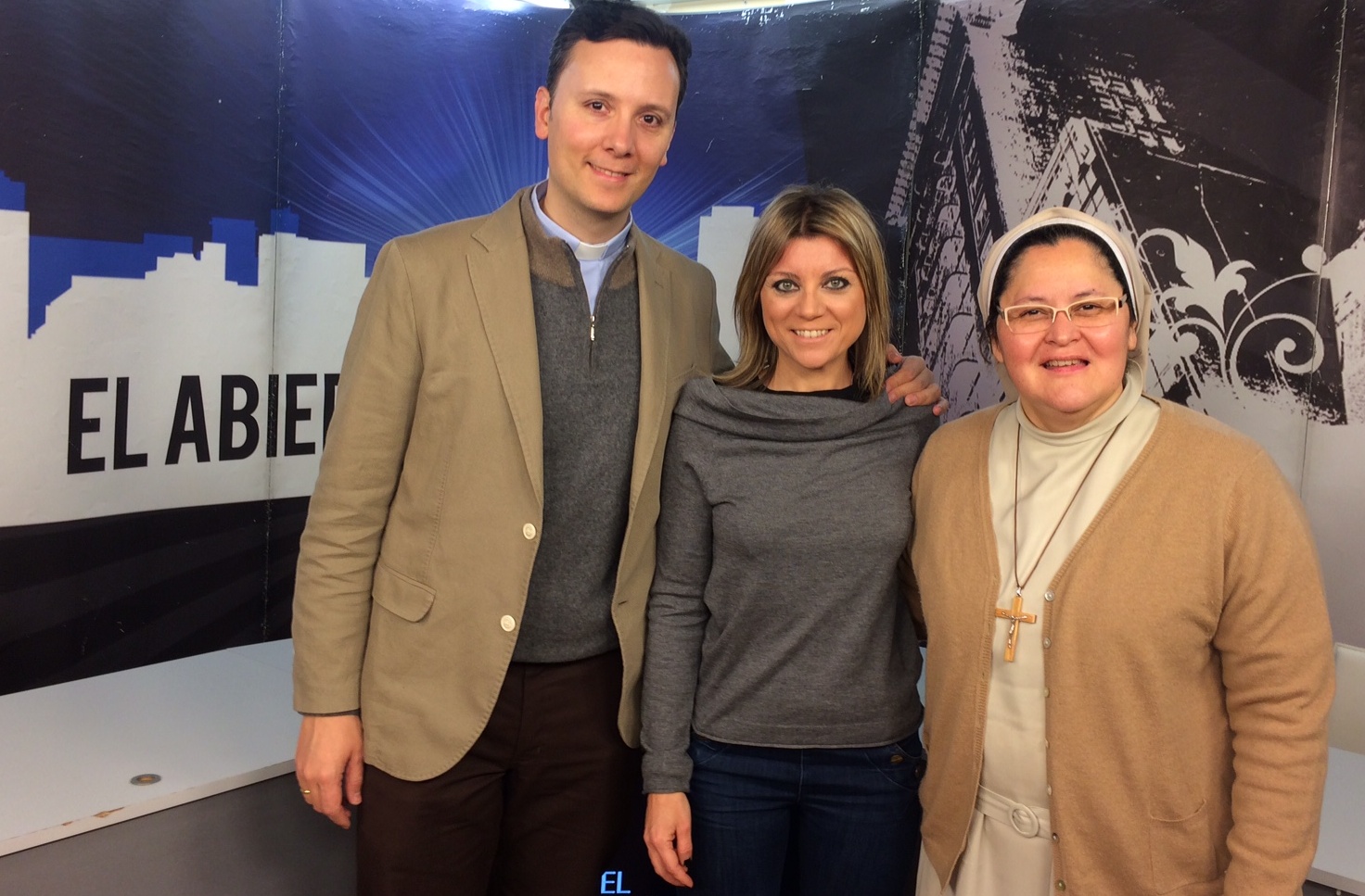 Monjas y curas tuiteros en el congreso de redes sociales Comunica2