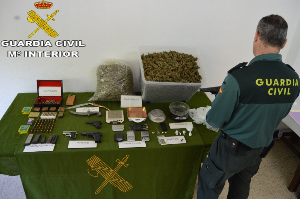 Incautan 4 armas y 9 Kg de marihuana en una vivienda de Oliva
