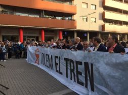 tren-pancarta