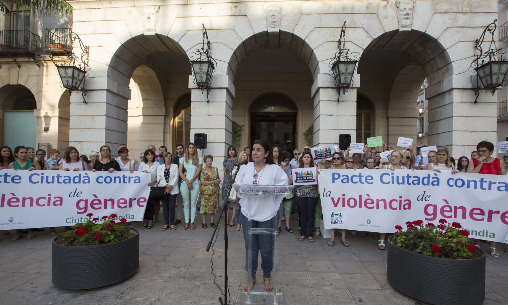 Decenas de personas reclaman en Gandia más recursos contra la violencia machista