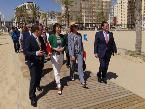 La Infanta Elena visita la playa de Gandia en una campaña para prevenir ahogamientos