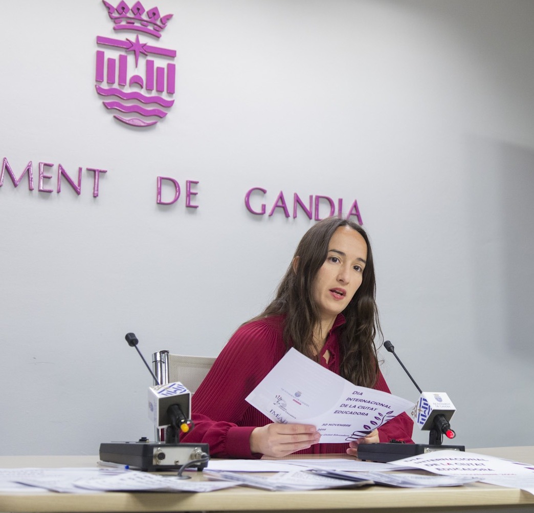La concejal de Educación de Gandia lamenta la situación del Ausiàs March y asegura que no se harán aulas prefabricadas