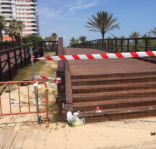 El PP de Gandia denuncia que la pasarela del final de la playa está por acabar cuando empieza la temporada turística