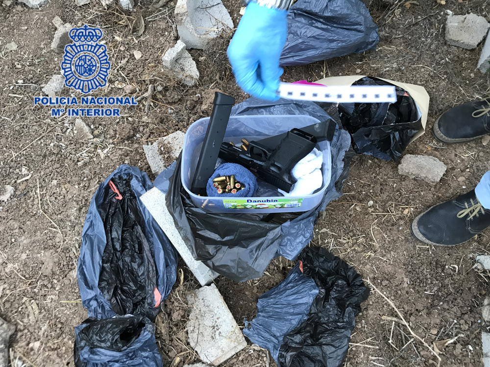 Detenido un hombre en Daimús que escondía en dos zulos drogas y una pistola