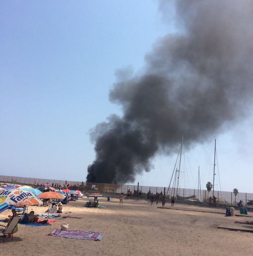Incendio en una pequeña embarcación en el puerto de Oliva