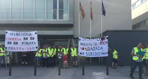 Concentración de trabajadores de la vigilancia a las puertas del hospital de Gandia