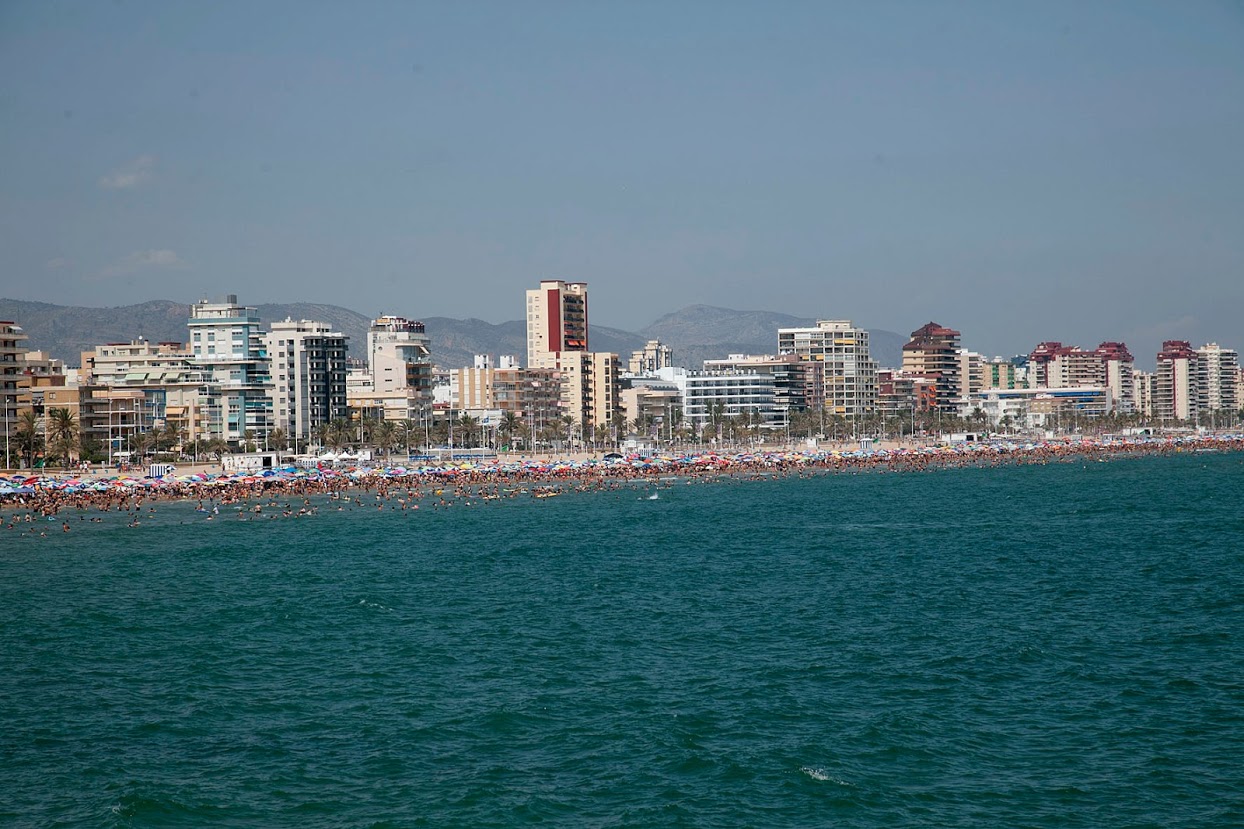 Preocupación por los expedientes abiertos contra tres terrazas de hoteles de la playa de Gandia por ruido