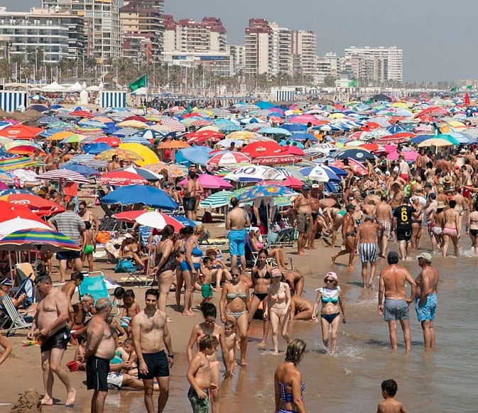 Multas de 750 euros para los que coloquen sombrillas para reservar sitio en la playa de Gandia