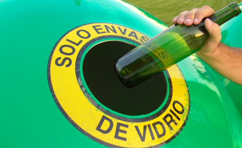 La campaña de reciclaje de vidrio de Gandia cuenta con la colaboración de 170 establecimientos de la ciudad