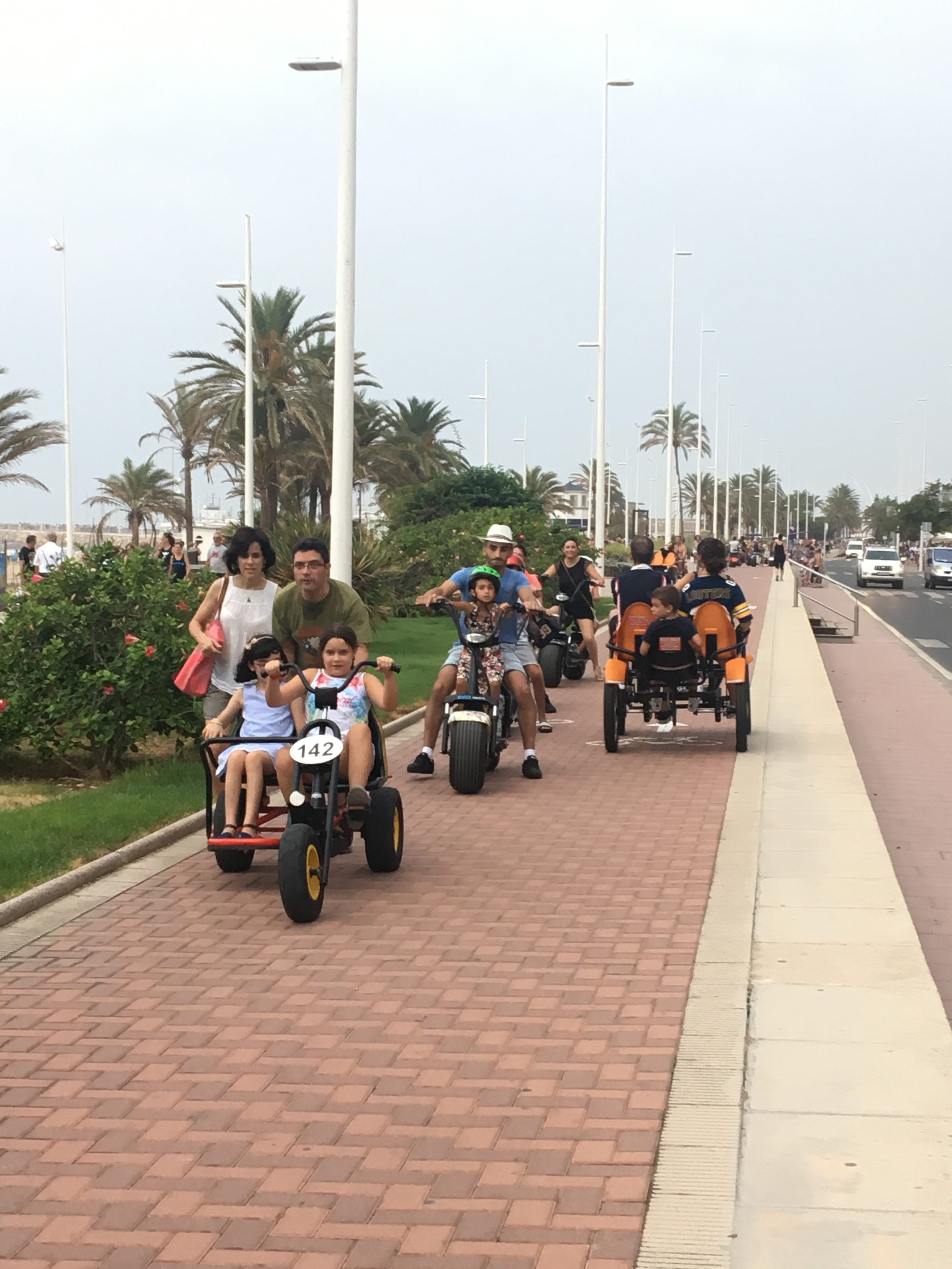 Gandia restringe el tráfico de patinetes y bicicletas en el carril bici de la fachada marítima