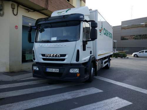 Roban dos camiones cargados con productos de alimentación en el polígono de Xeresa