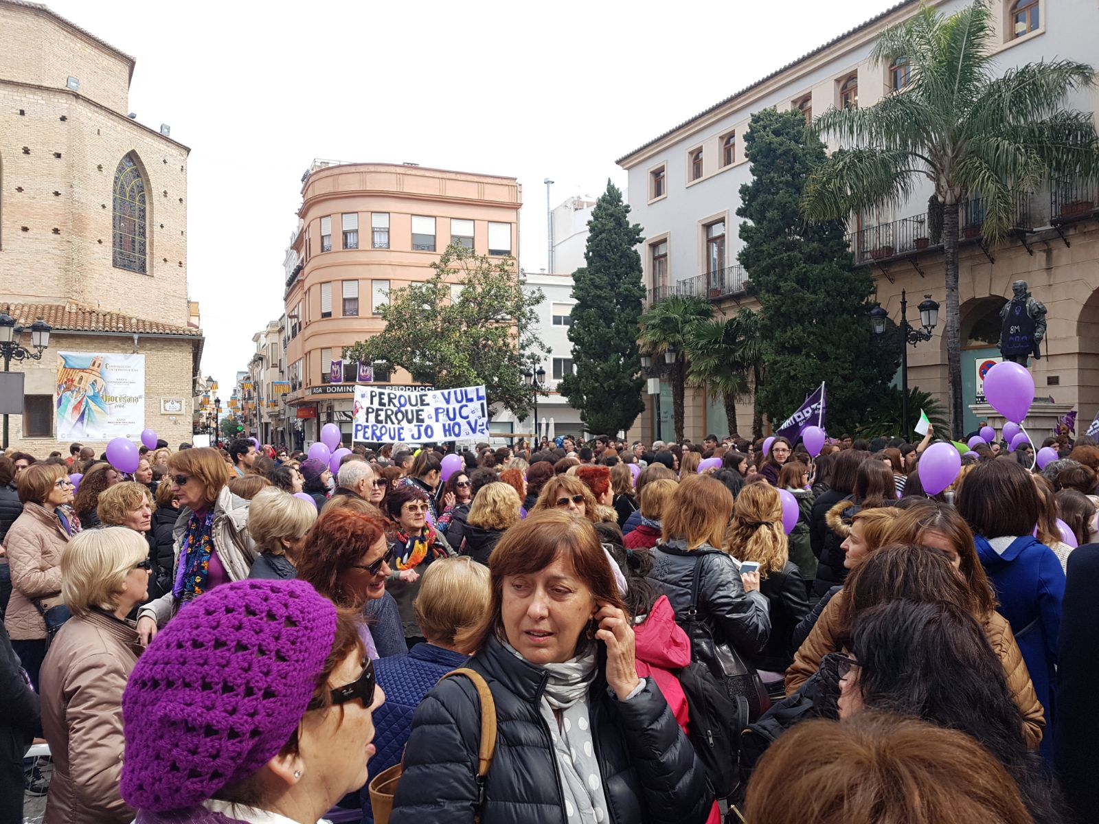 Centenares de mujeres alzan la voz en la plaza del Ayuntamiento de Gandia en favor de la igualdad real