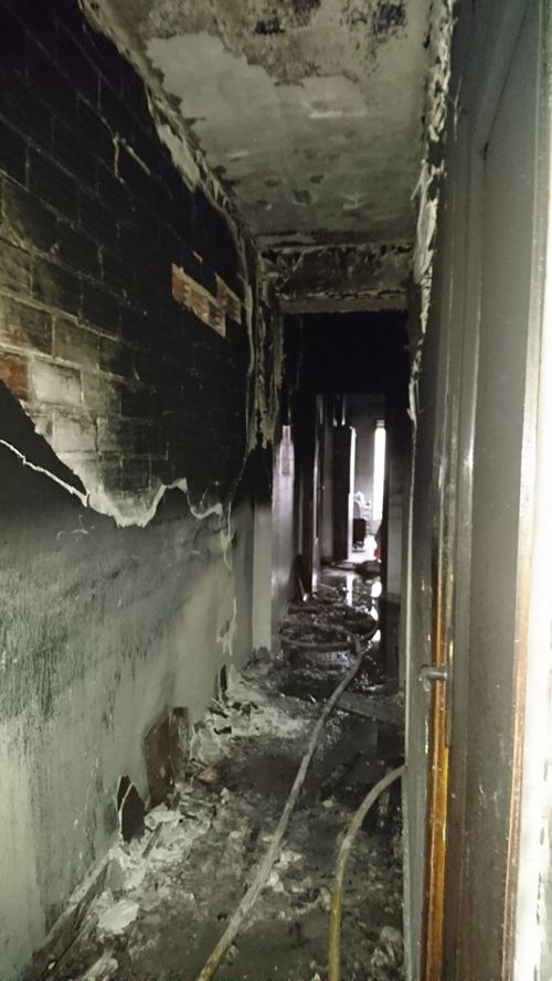 Un incendio destruye un piso en Xeraco y obliga a desalojar a todos los vecinos del edificio