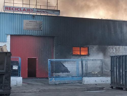 Incendio en una empresa de reciclaje y cartón del polígono Alcodar de Gandia