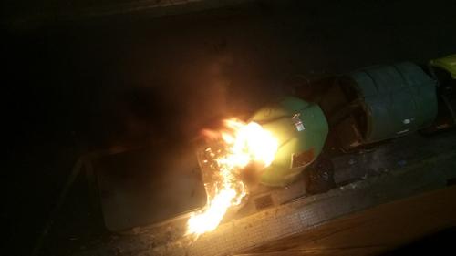 Arden dos contenedores en una calle del centro de la ciudad de Gandia